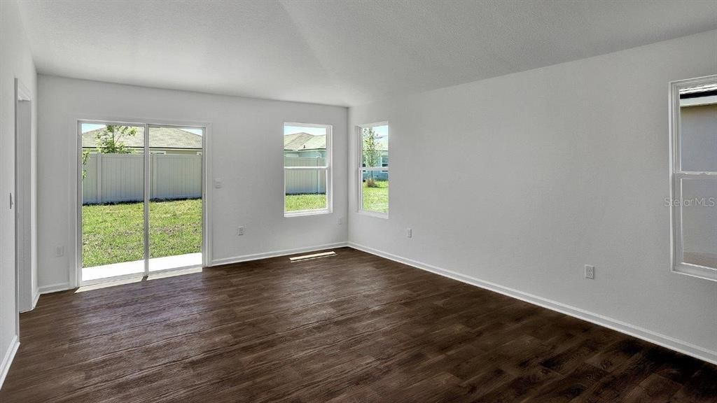 Activo con contrato: $302,350 (3 camas, 2 baños, 1402 Pies cuadrados)