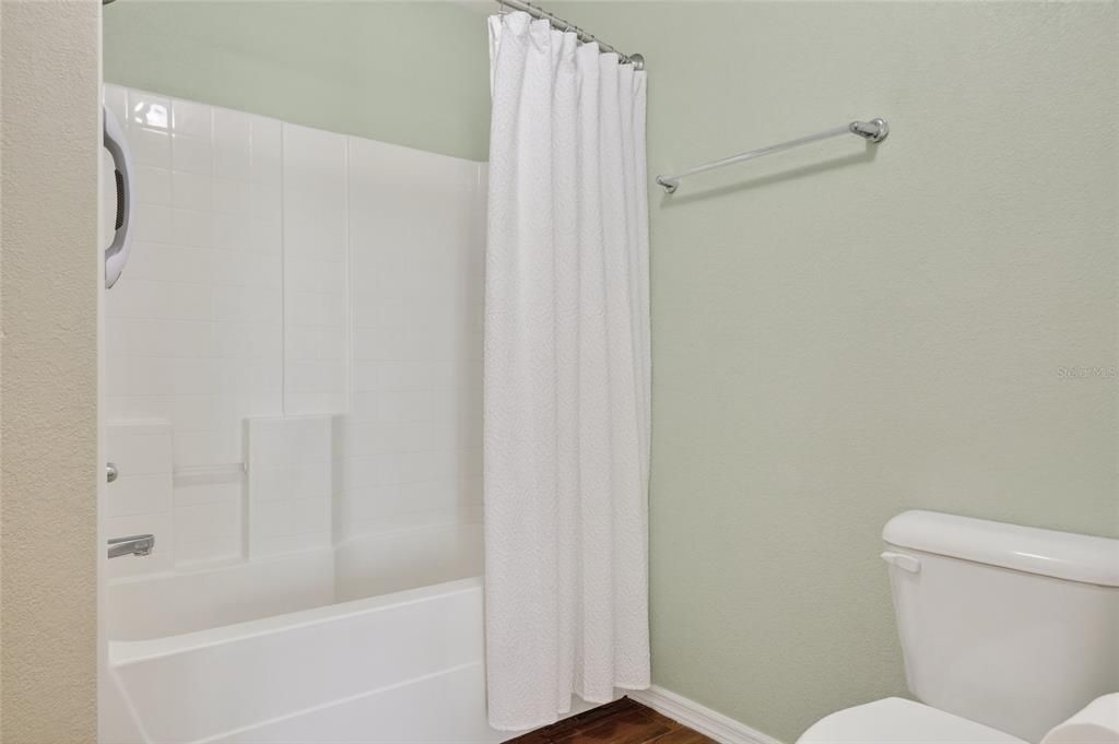 Activo con contrato: $290,000 (3 camas, 2 baños, 1639 Pies cuadrados)