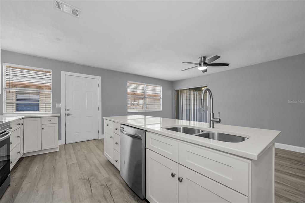 Active With Contract: $590,000 (6 beds, 0 baths, 1820 Square Feet)