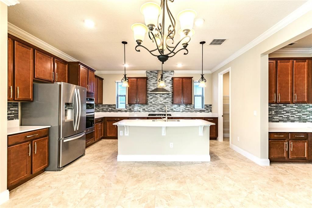 For Rent: $5,500 (6 beds, 4 baths, 4176 Square Feet)