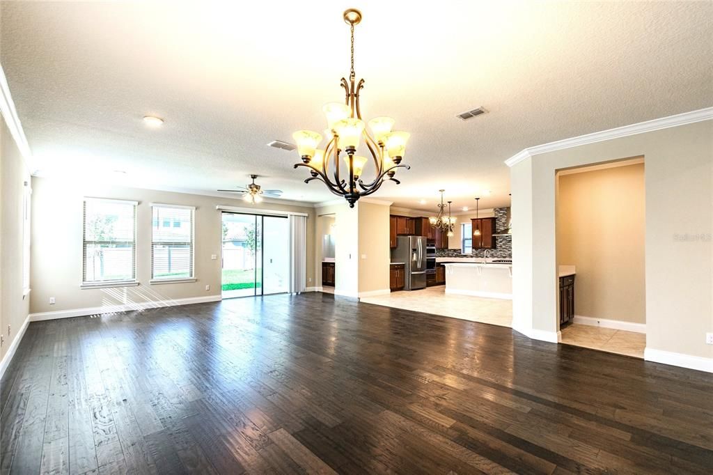 For Rent: $5,500 (6 beds, 4 baths, 4176 Square Feet)