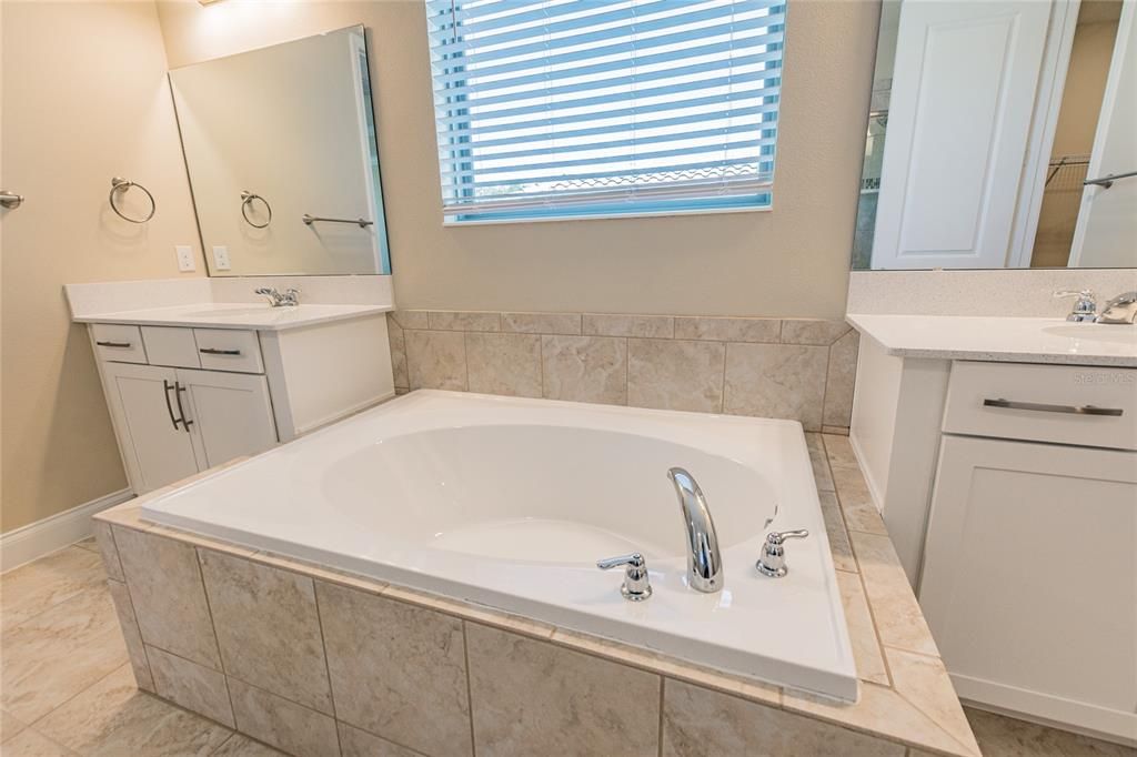 For Rent: $5,500 (6 beds, 4 baths, 4176 Square Feet)