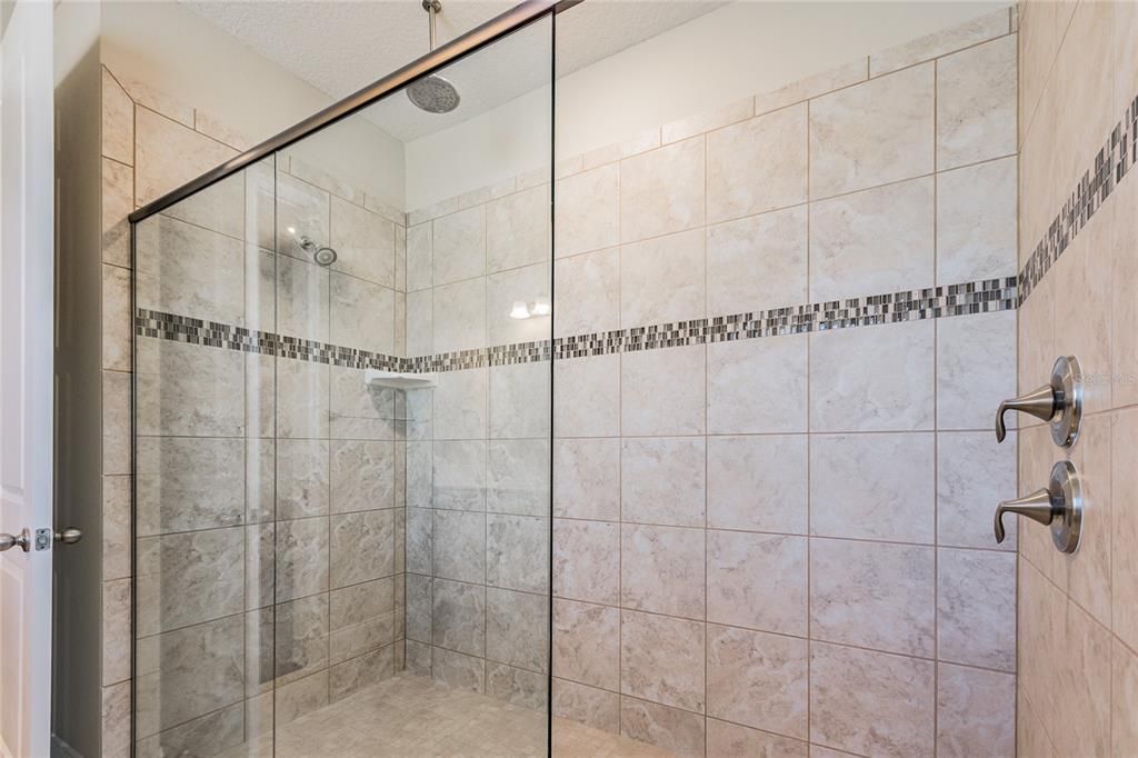For Rent: $5,500 (6 beds, 4 baths, 4176 Square Feet)