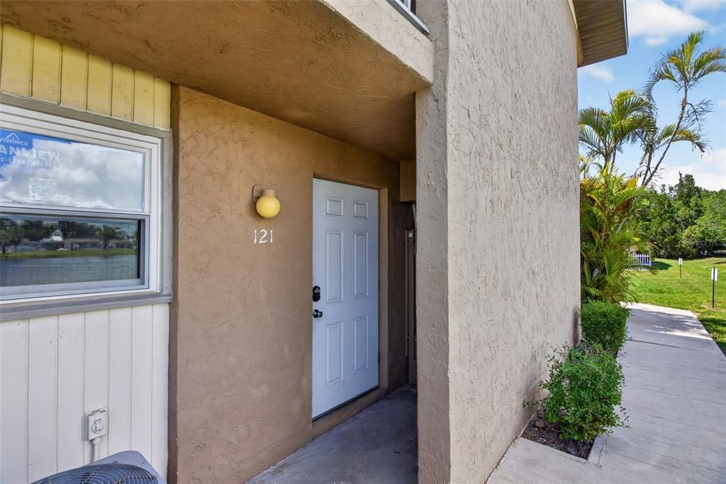For Sale: $155,000 (2 beds, 2 baths, 888 Square Feet)