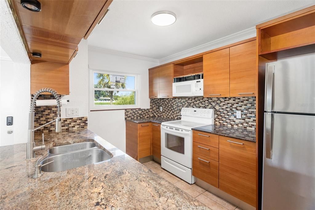 For Sale: $155,000 (2 beds, 2 baths, 888 Square Feet)