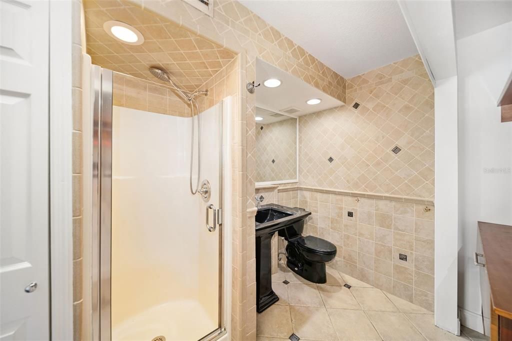 For Sale: $155,000 (2 beds, 2 baths, 888 Square Feet)