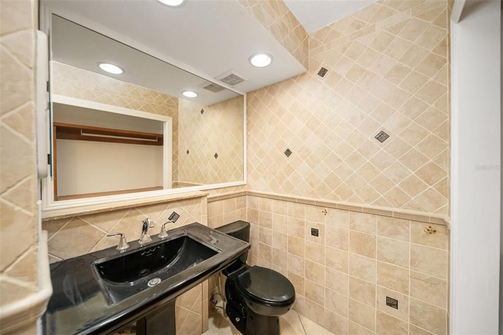 For Sale: $155,000 (2 beds, 2 baths, 888 Square Feet)