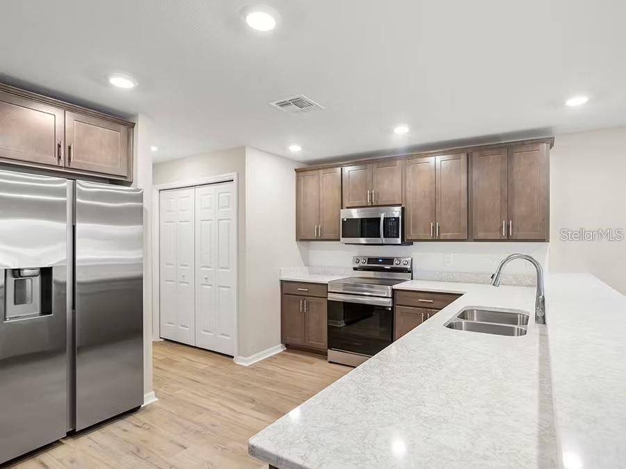 Activo con contrato: $336,360 (3 camas, 2 baños, 1730 Pies cuadrados)