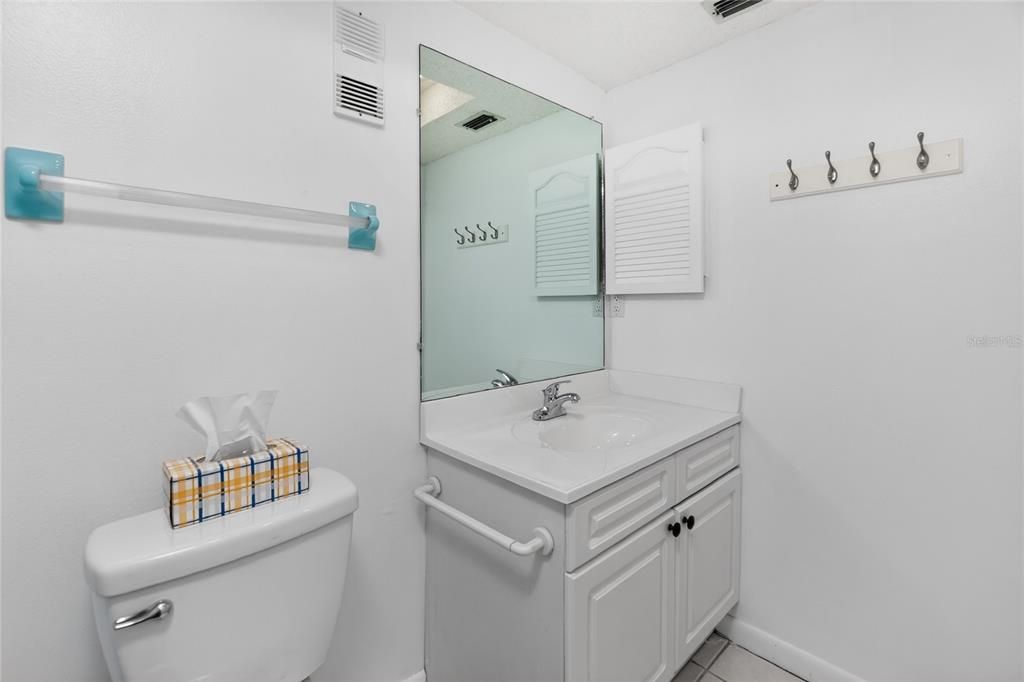 На продажу: $169,900 (2 спален, 2 ванн, 1120 Квадратных фут)