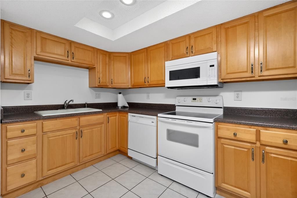 На продажу: $169,900 (2 спален, 2 ванн, 1120 Квадратных фут)