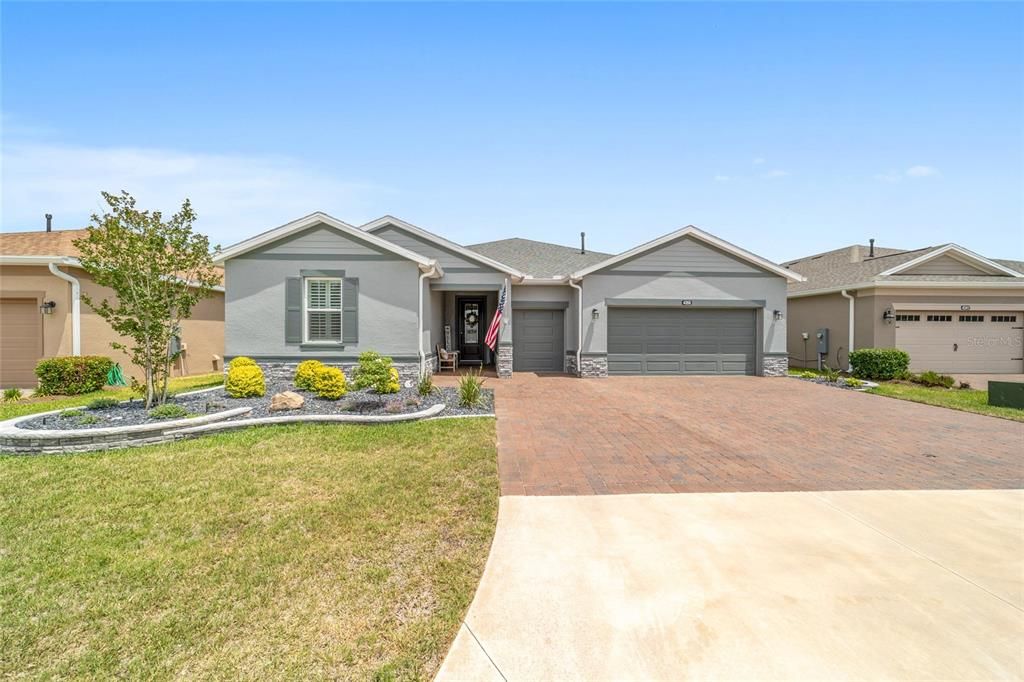 For Sale: $549,900 (3 beds, 3 baths, 2362 Square Feet)
