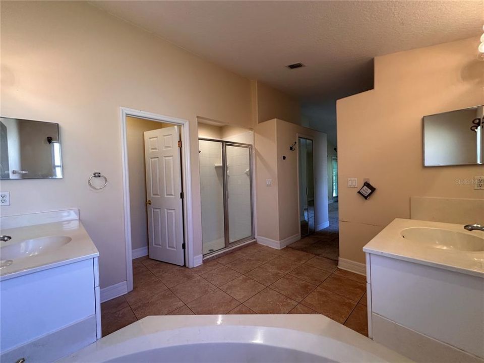 For Rent: $2,500 (4 beds, 2 baths, 1937 Square Feet)