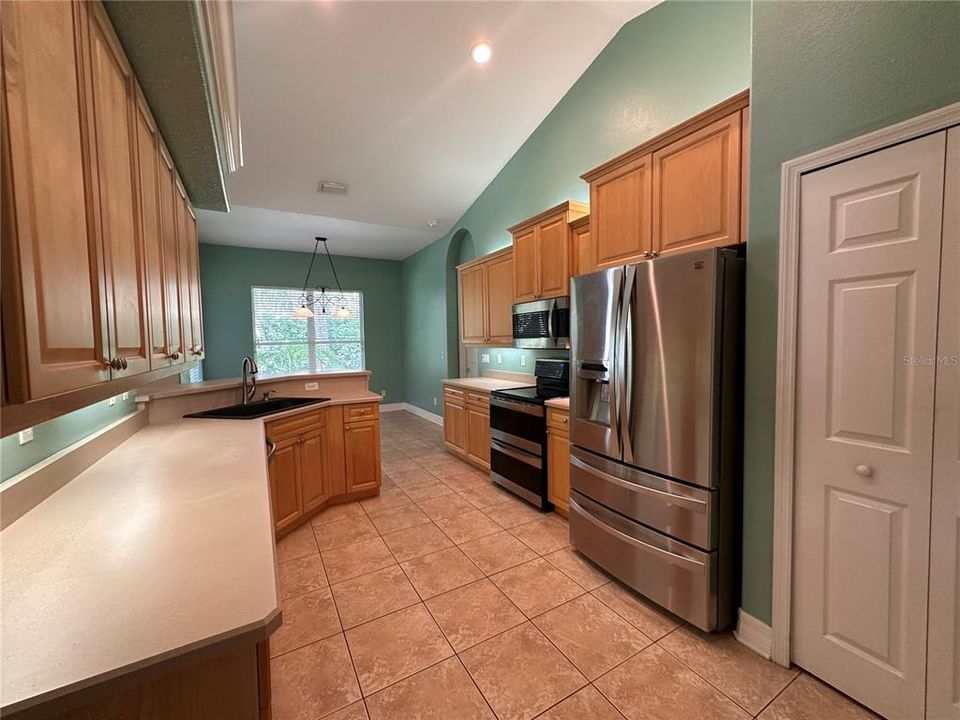 For Rent: $2,500 (4 beds, 2 baths, 1937 Square Feet)