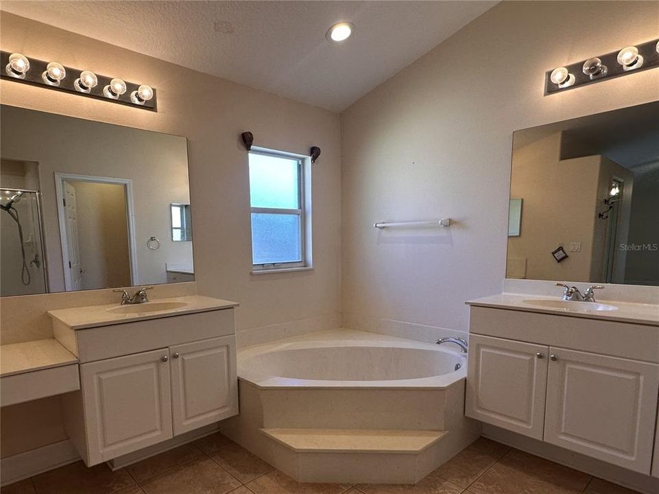 For Rent: $2,500 (4 beds, 2 baths, 1937 Square Feet)