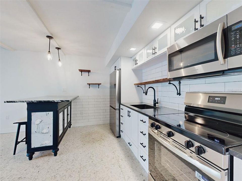 For Sale: $249,500 (1 beds, 1 baths, 459 Square Feet)