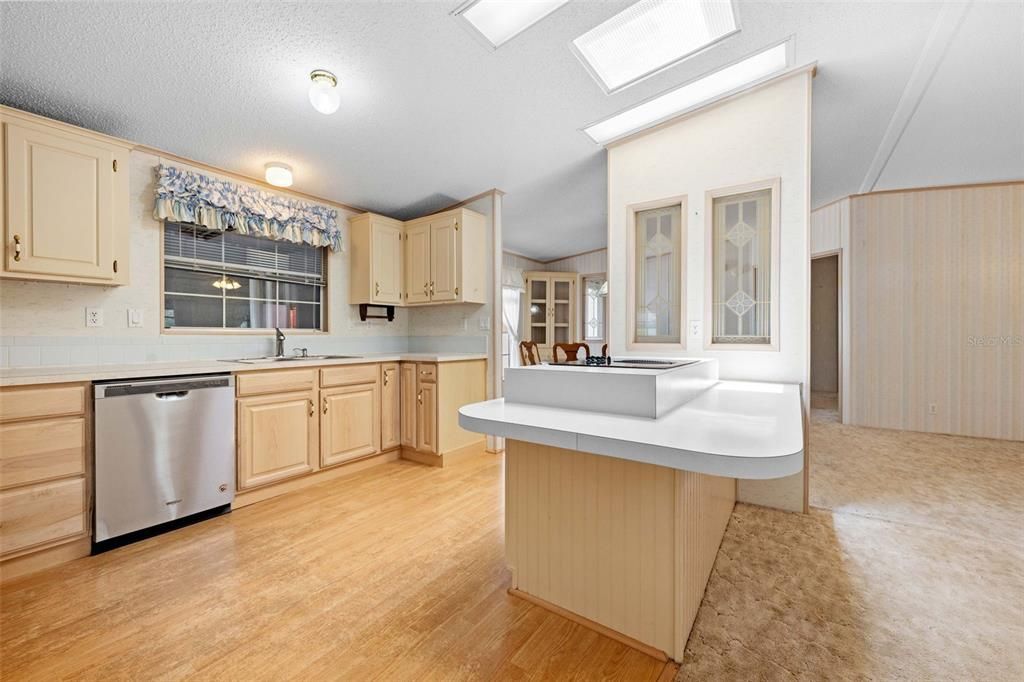 Active With Contract: $210,000 (2 beds, 2 baths, 1296 Square Feet)