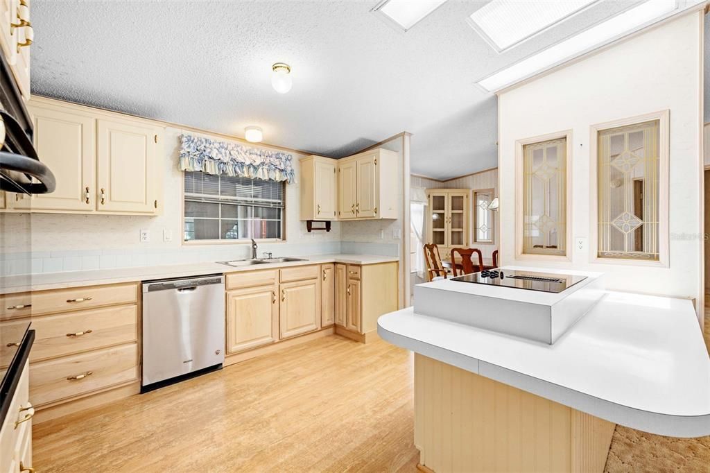 Active With Contract: $210,000 (2 beds, 2 baths, 1296 Square Feet)