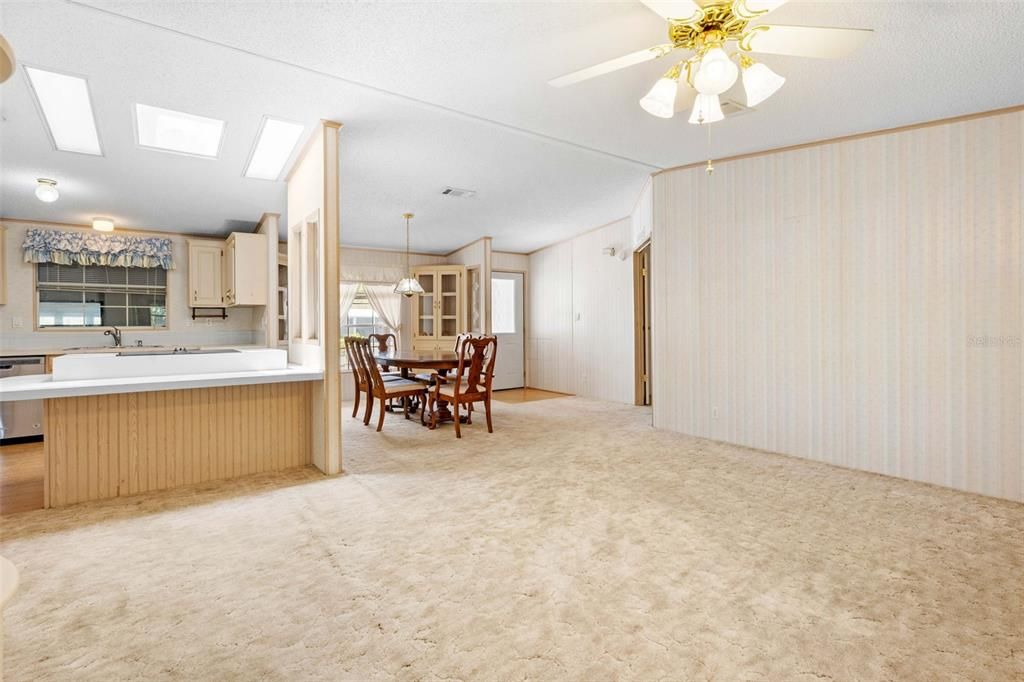Active With Contract: $210,000 (2 beds, 2 baths, 1296 Square Feet)