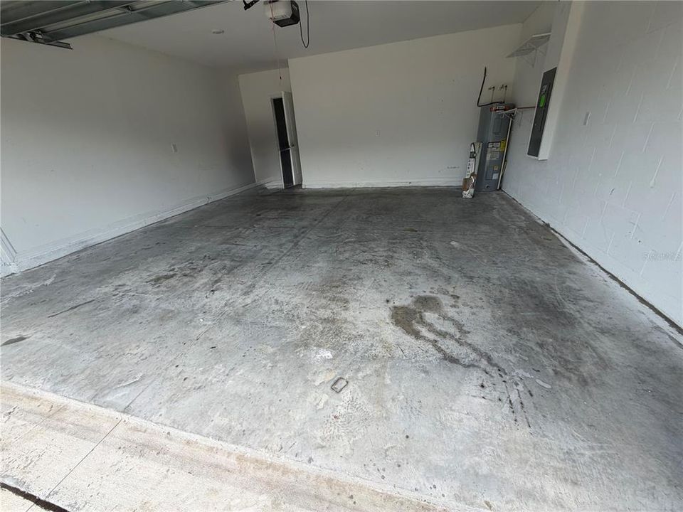 For Rent: $2,100 (4 beds, 2 baths, 1931 Square Feet)