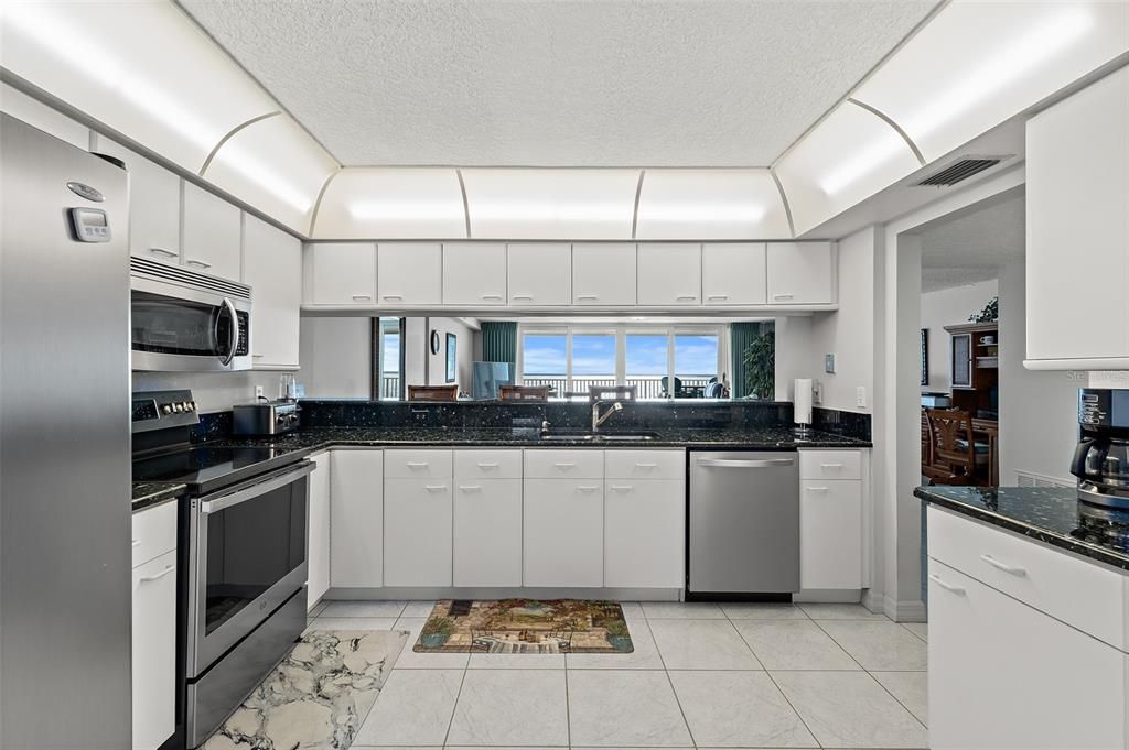 For Sale: $825,000 (3 beds, 2 baths, 1924 Square Feet)