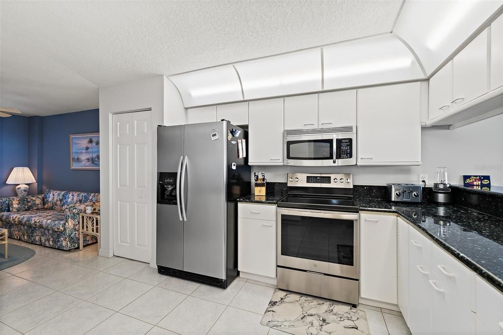 For Sale: $825,000 (3 beds, 2 baths, 1924 Square Feet)
