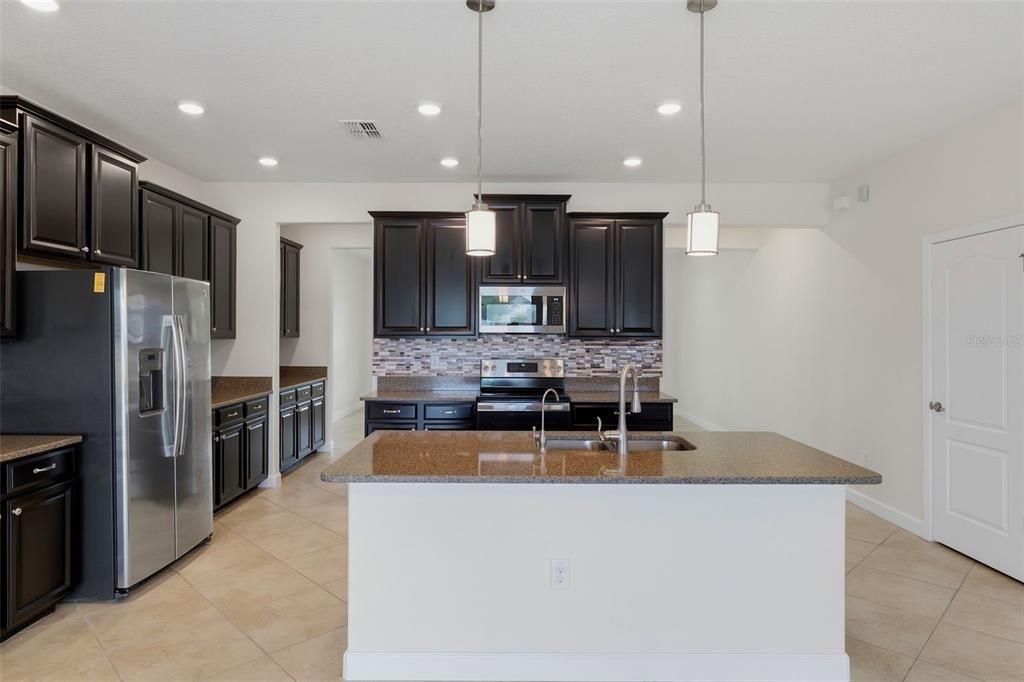 Под контрактом: $540,000 (4 спален, 2 ванн, 3034 Квадратных фут)