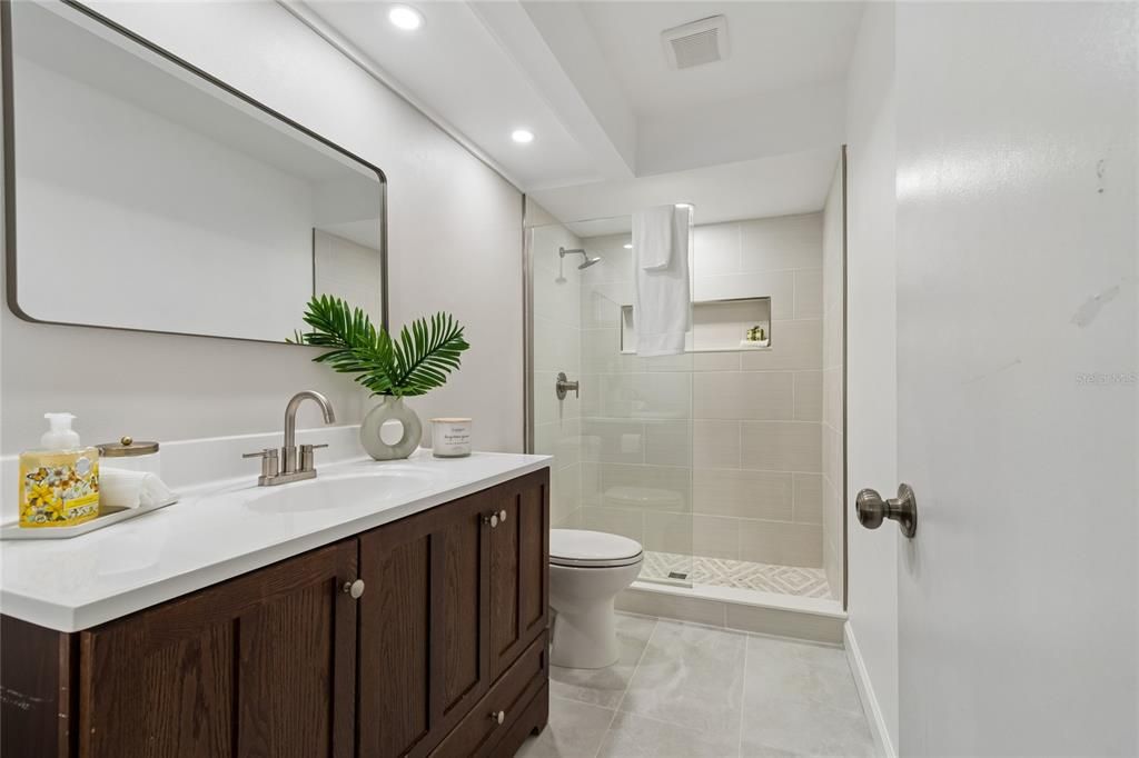 Active With Contract: $229,000 (2 beds, 2 baths, 810 Square Feet)