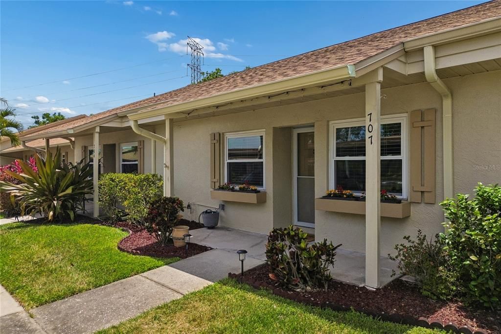 Active With Contract: $229,000 (2 beds, 2 baths, 810 Square Feet)