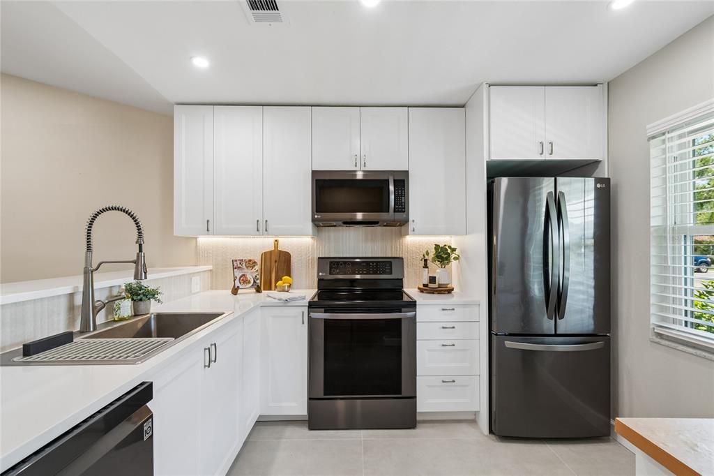 Active With Contract: $229,000 (2 beds, 2 baths, 810 Square Feet)
