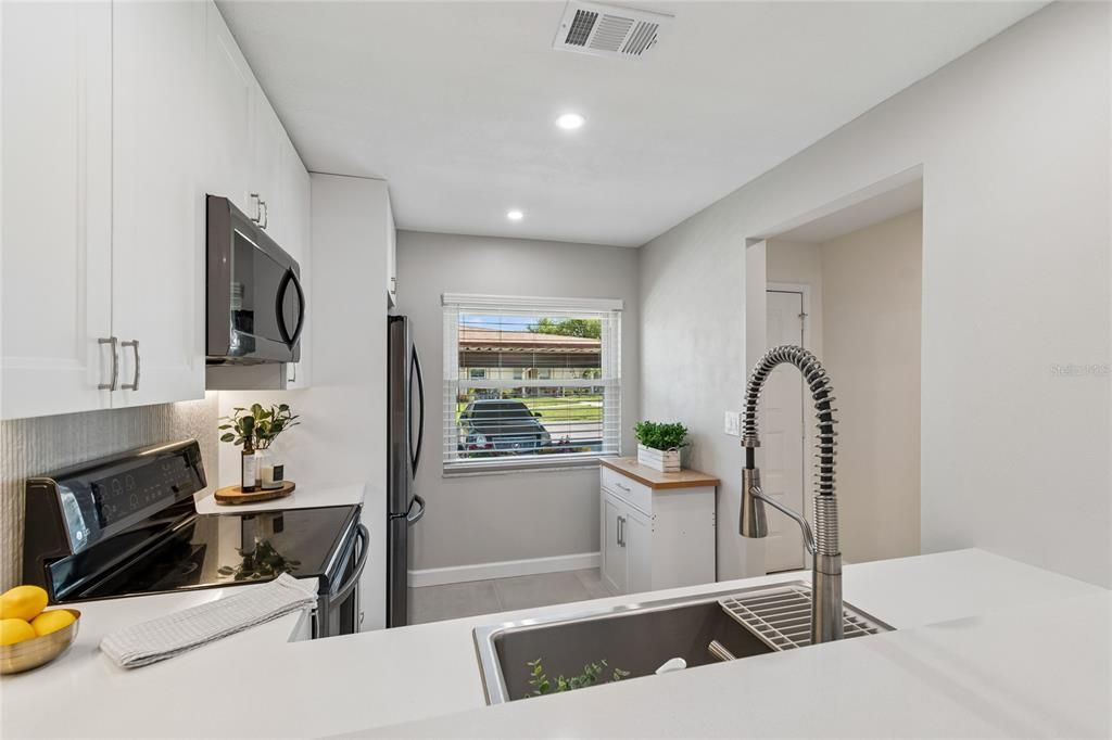 Active With Contract: $229,000 (2 beds, 2 baths, 810 Square Feet)
