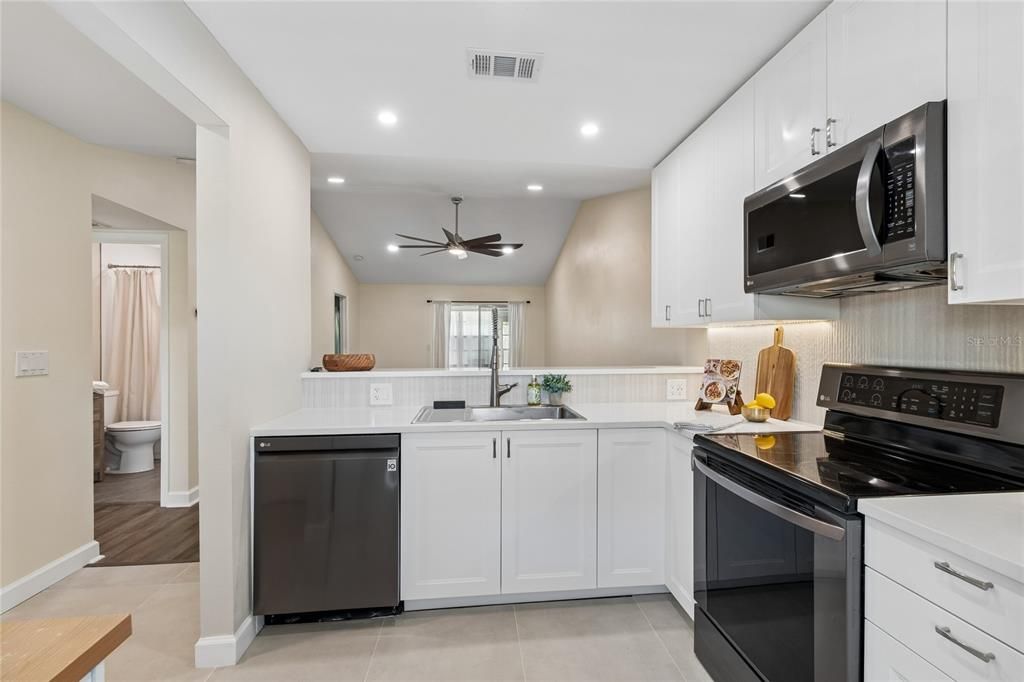 Active With Contract: $229,000 (2 beds, 2 baths, 810 Square Feet)