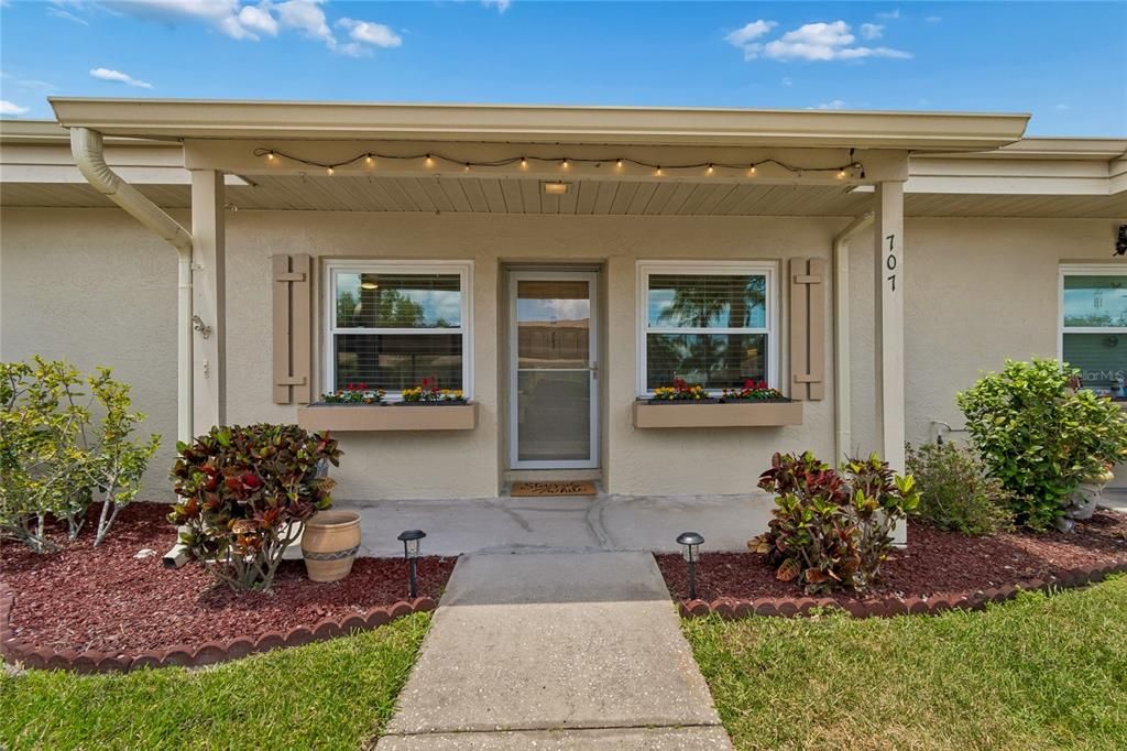 Active With Contract: $229,000 (2 beds, 2 baths, 810 Square Feet)