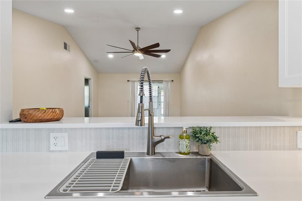 Active With Contract: $229,000 (2 beds, 2 baths, 810 Square Feet)
