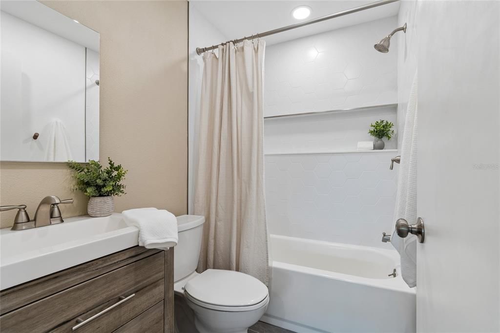 Active With Contract: $229,000 (2 beds, 2 baths, 810 Square Feet)