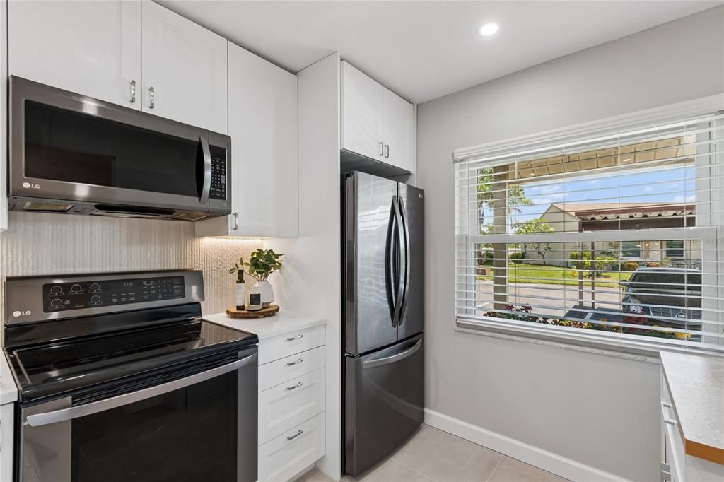 Active With Contract: $229,000 (2 beds, 2 baths, 810 Square Feet)