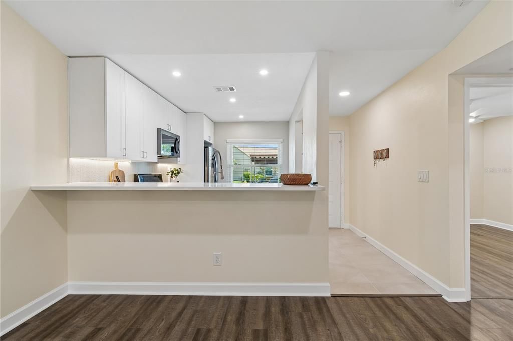 Active With Contract: $229,000 (2 beds, 2 baths, 810 Square Feet)