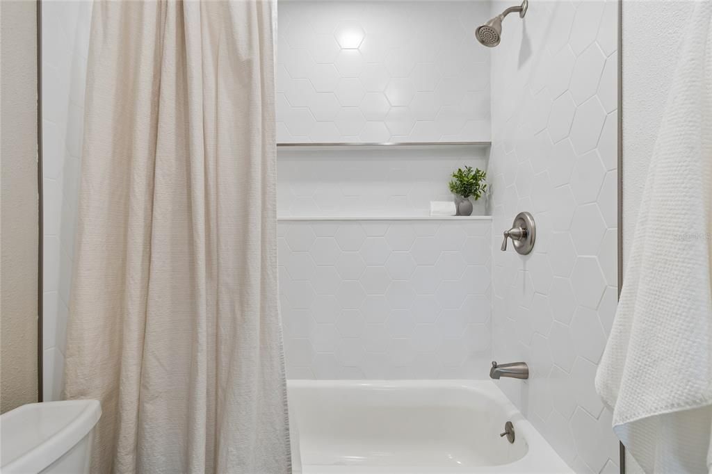 Active With Contract: $229,000 (2 beds, 2 baths, 810 Square Feet)