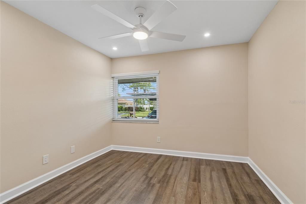 Active With Contract: $229,000 (2 beds, 2 baths, 810 Square Feet)