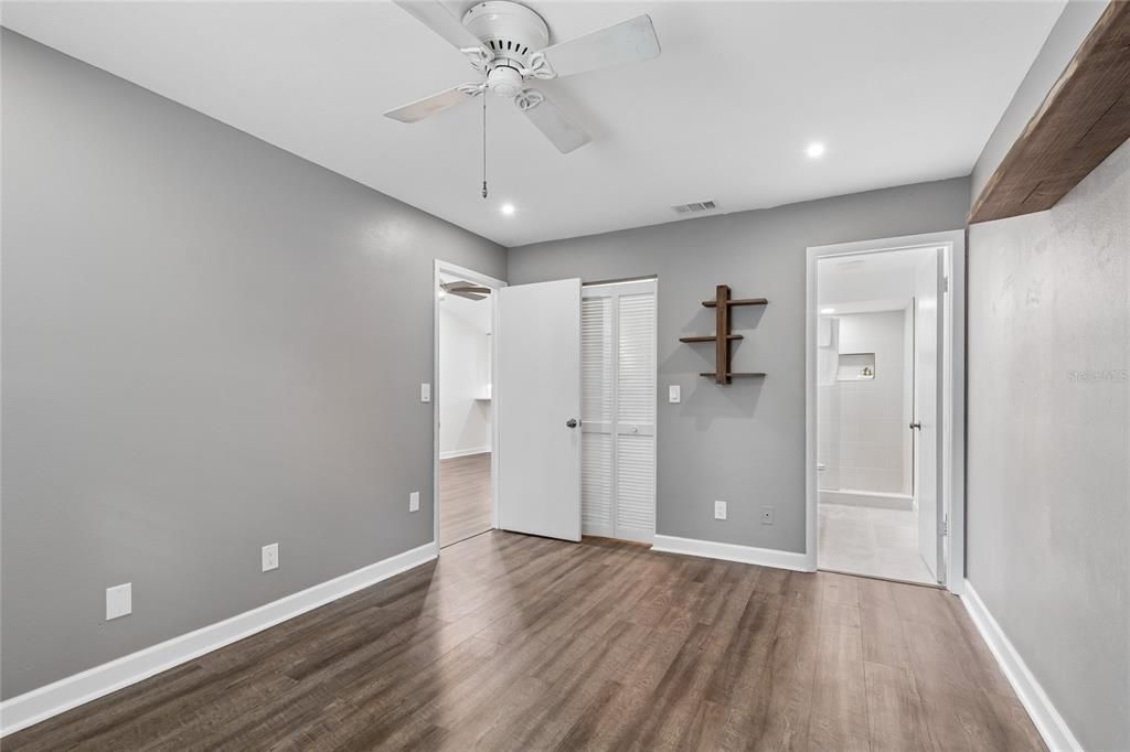 Active With Contract: $229,000 (2 beds, 2 baths, 810 Square Feet)