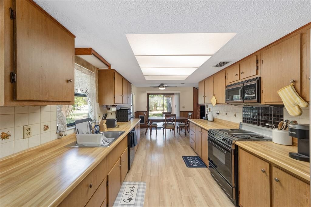 For Sale: $375,000 (2 beds, 1 baths, 1929 Square Feet)