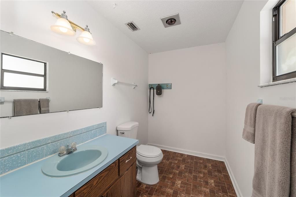 For Sale: $375,000 (2 beds, 1 baths, 1929 Square Feet)