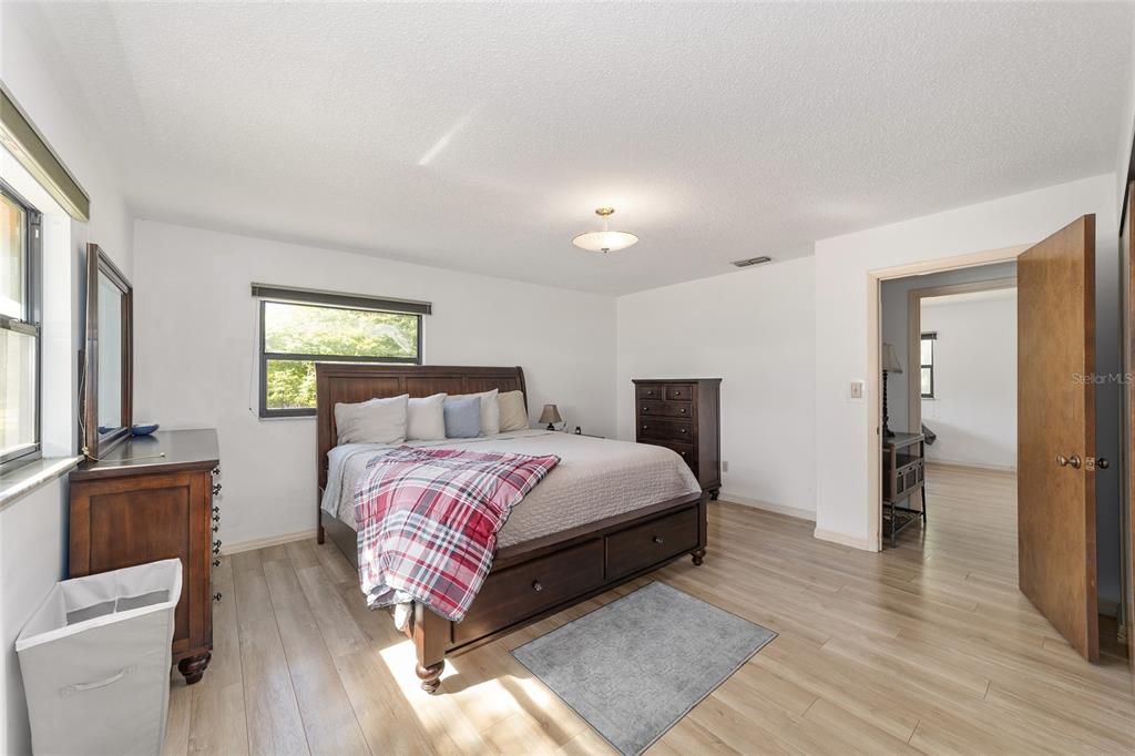 For Sale: $375,000 (2 beds, 1 baths, 1929 Square Feet)
