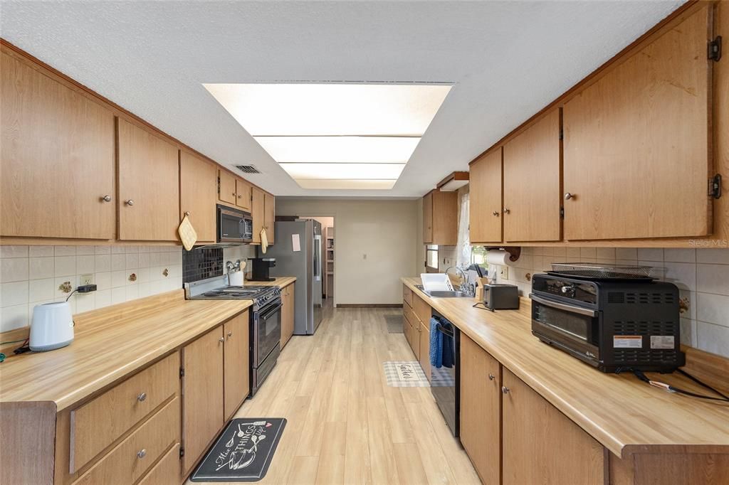 For Sale: $375,000 (2 beds, 1 baths, 1929 Square Feet)