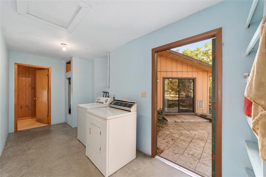 For Sale: $375,000 (2 beds, 1 baths, 1929 Square Feet)