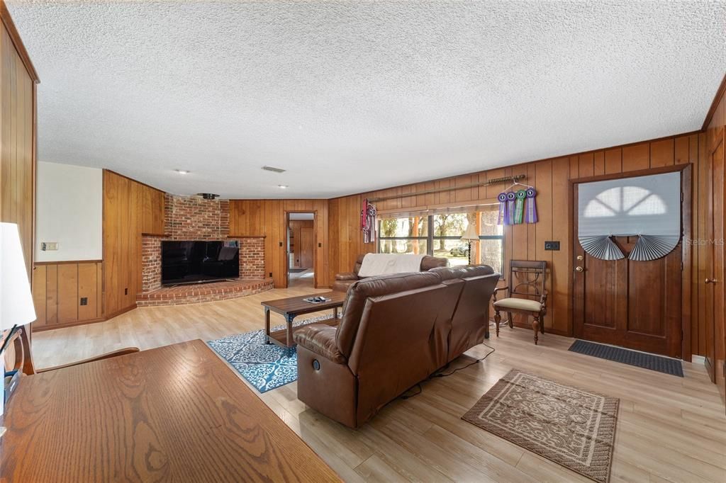 For Sale: $375,000 (2 beds, 1 baths, 1929 Square Feet)