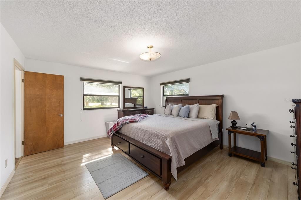 For Sale: $375,000 (2 beds, 1 baths, 1929 Square Feet)