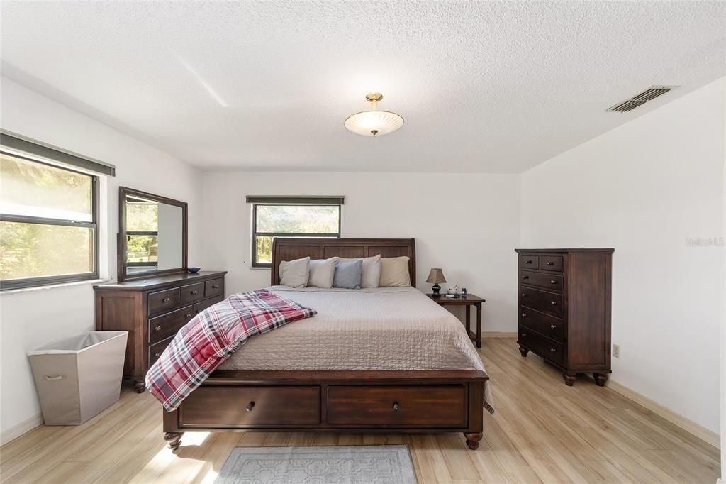 For Sale: $375,000 (2 beds, 1 baths, 1929 Square Feet)