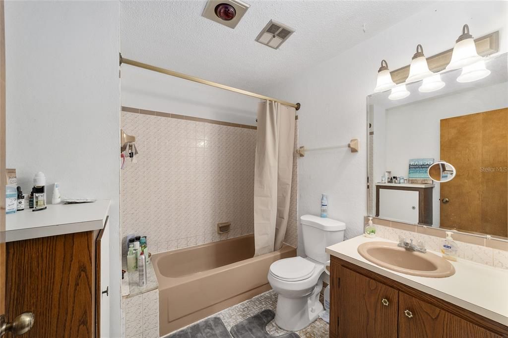 For Sale: $375,000 (2 beds, 1 baths, 1929 Square Feet)