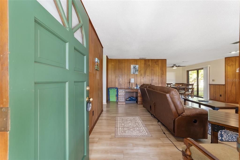 For Sale: $375,000 (2 beds, 1 baths, 1929 Square Feet)