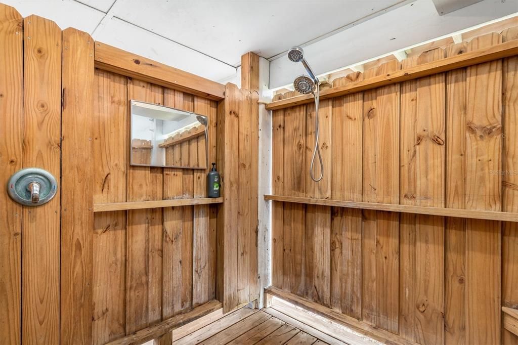For Rent: $10,000 (3 beds, 1 baths, 957 Square Feet)